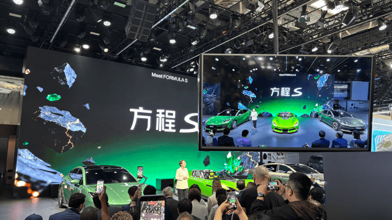 9분 완충, AI·로봇 앞세운 中 전기차의 질주…벤츠·폭스바겐도 기술 구애