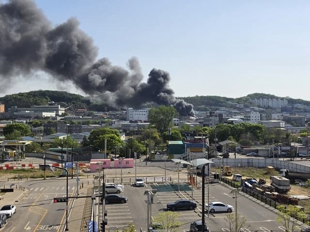 경기 화성 가구·의류 창고 화재, 건물 2개 동으로 불 번져…인명피해 없어