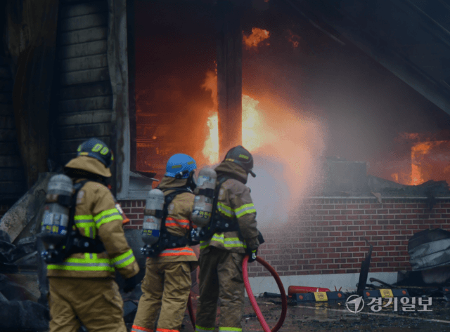 인천 부평구 다세대주택 지하 1층 화재로 주민 2명 부상