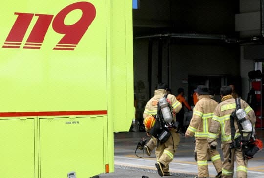 대전 동구 이사동 단독주택 화재로 전소…일가족 3명 화상 병원 이송