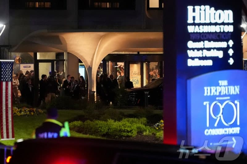 트럼프 참석 백악관 기자단 만찬서 총성 추정 폭음…트럼프 긴급 대피