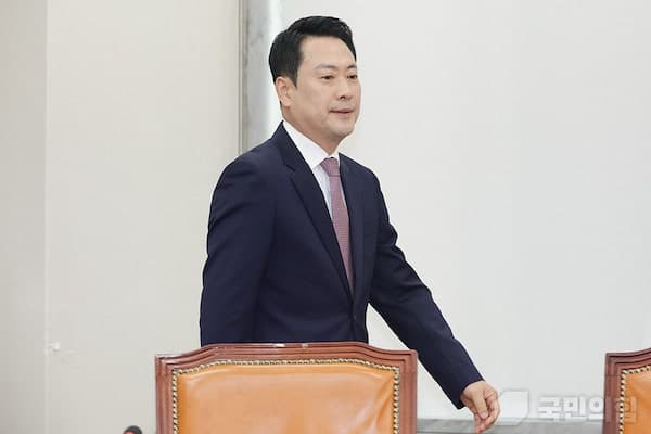 장동혁 "분명 차관보, 혹은 그 이상"…'방미 인사 직급 논란'에 언론 비판