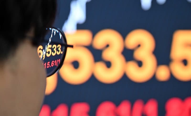 반등장 속 개미는 14조 '팔자'…역대 최대 순매도 '눈앞', 외국인은 달랐다