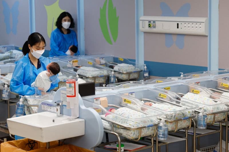 출산율 반등에 5060 조부모 지갑 열었다…60대 소비 61% 증가