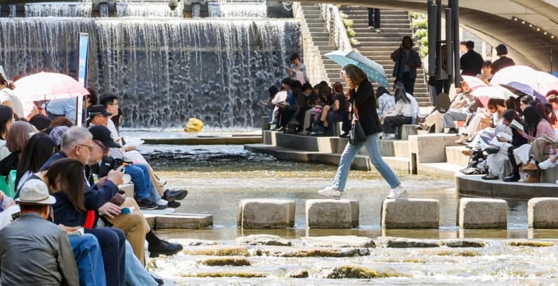 낮 최고 27도 초여름 날씨, 퇴근길 중부지방 비…큰 일교차 주의