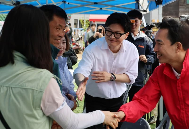 '1초 악수, 긴장감 팽팽' 한동훈·박민식 부산 북갑 보선 경쟁 첫 조우