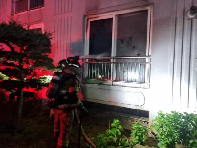 김해 아파트 1층서 불…주민 40여명 대피, 2명 연기 흡입 부상