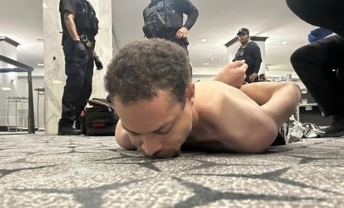 트럼프, 만찬장 총격 용의자 영상 공개 "총 들고 검색대 돌진"