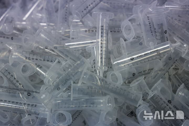 대통령 '엄중 단죄' 경고 뒤…경찰, '주사기 매점매석 혐의' 4개 업체 수사 착수