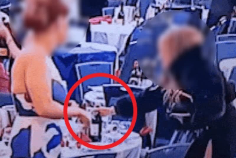 총성 울린 백악관 만찬장, 트럼프 대피하는 사이…혼란 틈타 와인병 쓸어 담은 여성 포착