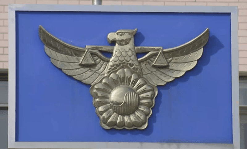 50대 남성, 민주당사 앞 분신 시도…경찰 저지로 무산 "정치적 목적은 없어"