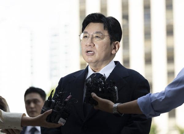 방시혁 수사 장기화되나…검찰, 영장 반려 놓고 경찰과 신경전