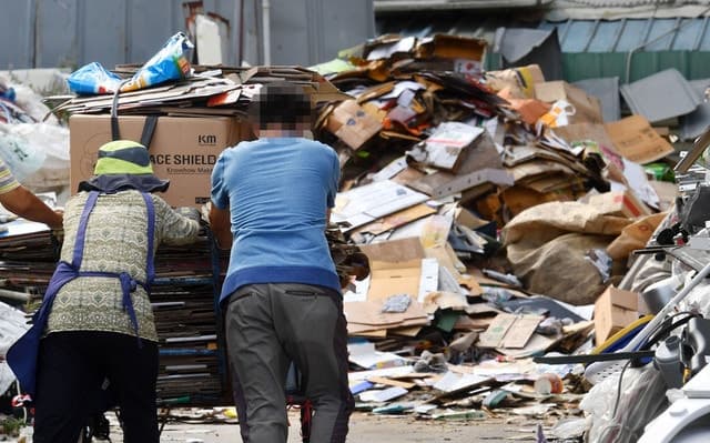 인천서 폐지 수레 끌던 70대 여성, 무단횡단 중 SUV에 치여 사망