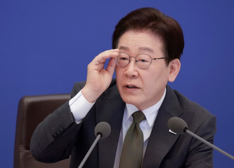 李대통령 지지율 62.2% 하락, 민주당 51.3% 상승