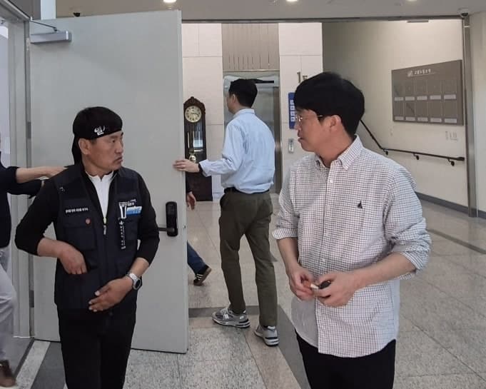 화물연대-BGF로지스 '16시간 마라톤 교섭'에도 이견 못 좁혀…CU사태 장기화