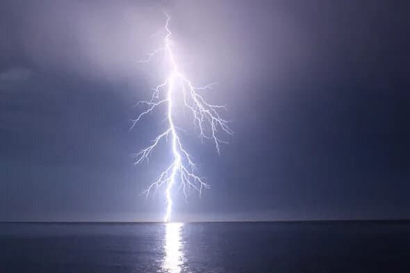 지난해 낙뢰 10만6천여회, 여름철 57% 집중…충남과 서해안에 '번쩍' 최다