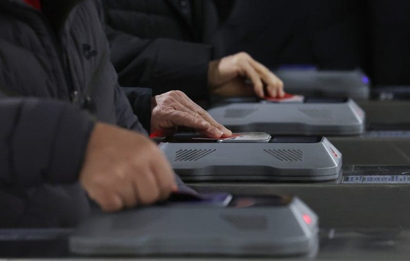 서울 지하철 부정승차 연 5만건 적발, 우대용 카드 부정사용 80%…공사 "무관용 원칙 강력 대응"