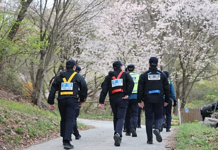 매출 0원인데 커피 4500잔 쏜 오월드 카페 점주, 늑구 수색대 대접