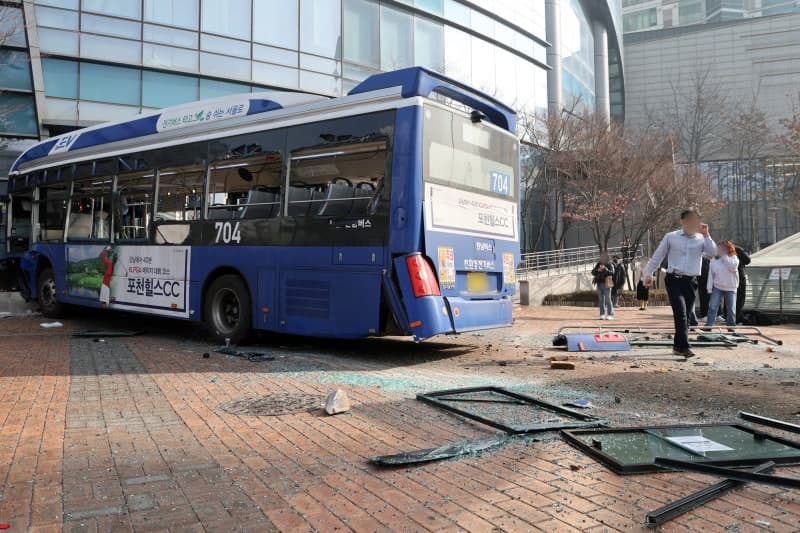 검찰, 서대문역 버스 돌진 사고 보완수사 요구…운전자 "브레이크 미작동" 혐의 부인 확인 필요