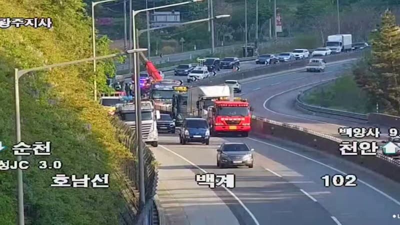 호남고속도로 달리던 25톤 트럭서 '선박용 닻줄' 떨어져 추돌사고·교통 정체