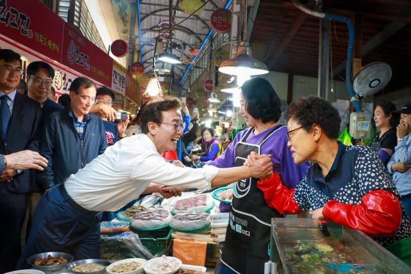 전재수 "북구가 나를 만들었다"…'큰절 작별 인사'에 주민들 "아쉽지만 응원"