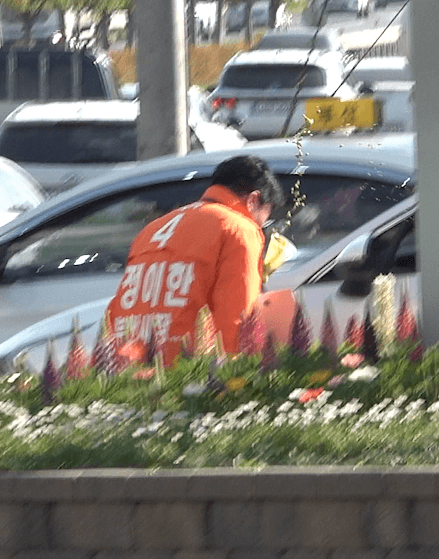 "어린놈의 XX가" 정이한 부산시장 후보에 음료수 던진 30대 긴급체포