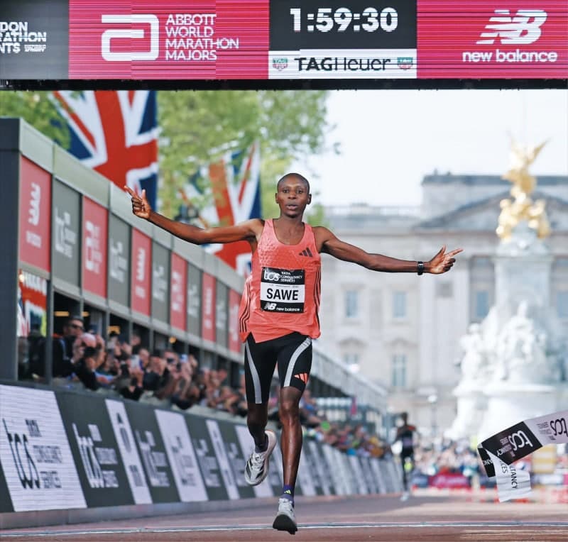 사웨, 마라톤 2시간 벽 허물다…인류 최초 '서브2'