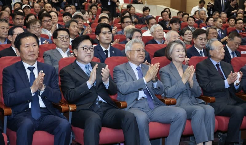 문재인 전 대통령, 북미 정상 향해 "과감히 마주 앉아라" 촉구…"김정은 초심으로 돌아가야"