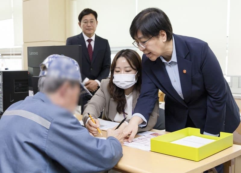 고유가 피해지원금 1차 지급 시작, 정은경 장관 "취약계층 소외 없도록" 현장 점검