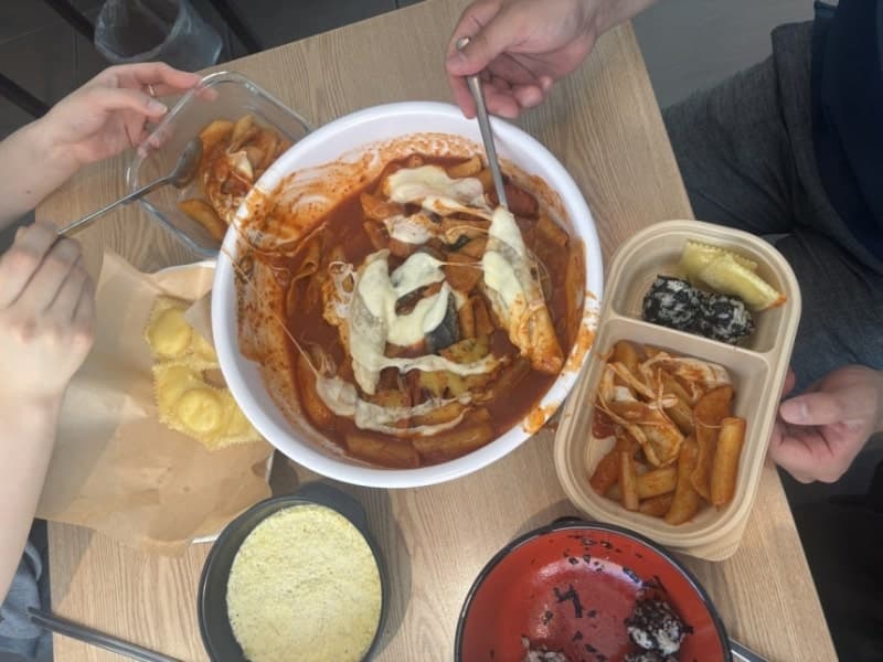 “엽떡에 주먹밥까지 먹는데 인당 7000원?”…고물가에 2030 ‘소분 모임’ 확산