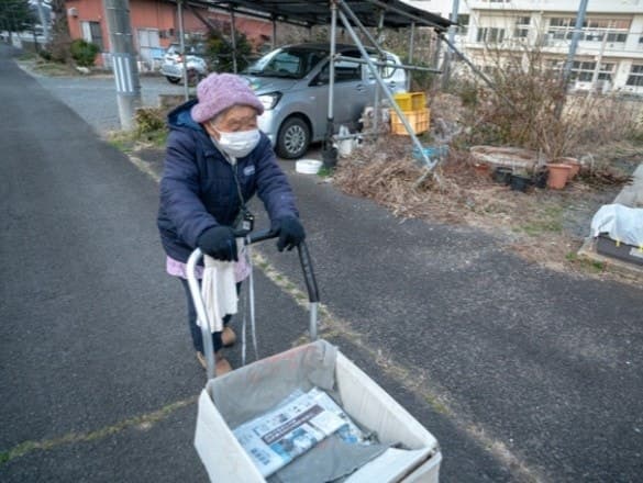 “그냥 매일 하는 일”…92세 할머니, 30년 넘게 신문 배달하며 '최고령 신문 배달원' 세계기록 세웠다