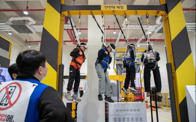 쿠팡풀필먼트서비스, "VR로 '실전 안전'"…현장 맞춤형 안전체험교육 확대