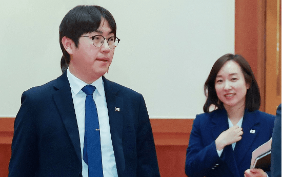 하정우 AI수석의 변심, 부산 북갑 출마에 조선일보 "국민 속이는 것" 비판