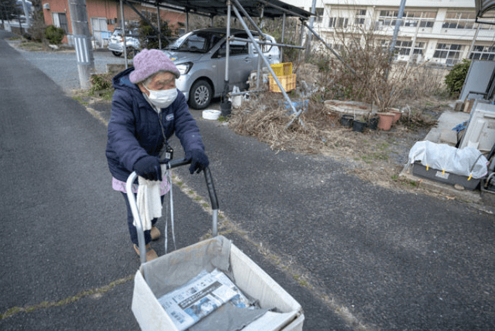 "지팡이 대신 손수레" 92세 日 할머니, 30년 신문배달 세계 최고령 여성 등극