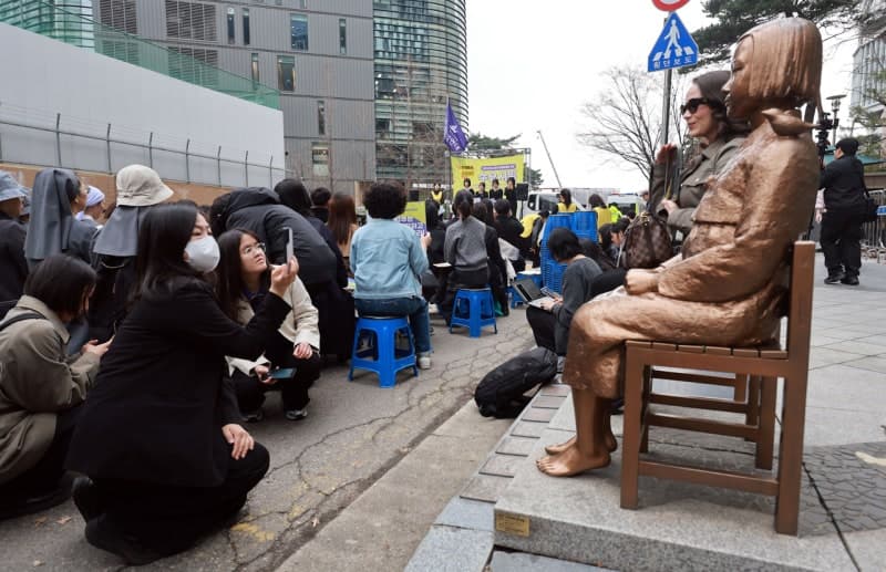 평화의 소녀상 에워싼 바리케이드, 다음 달 6일 6년 만에 전면 철거된다