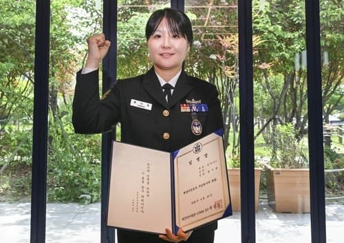 "내 꿈이 또 다른 꿈이 되길" 해군 첫 여군 주임원사 황지현 취임