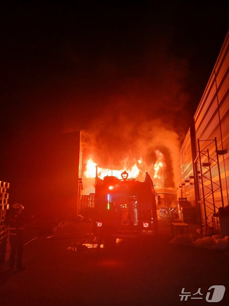 청주 농기계 제조공장 화재, 창고 4개동 전소…인명피해 없어