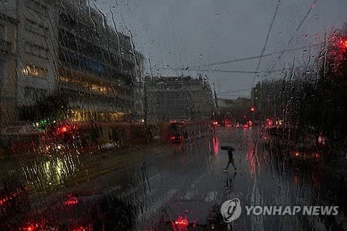 그리스 아테네 복지사무소·법원서 총격…서류 던지며 "총 쏜 이유" 여러 명 부상