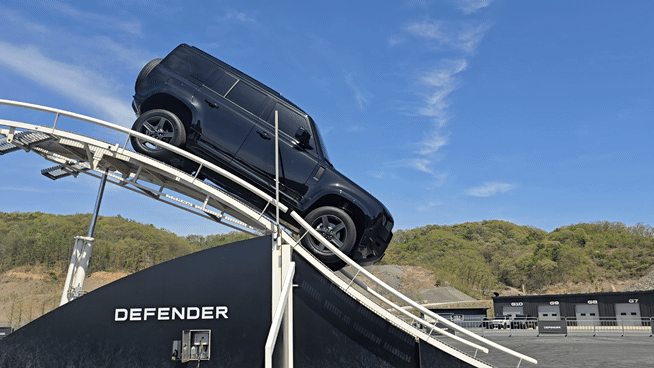 "보닛 잠기는 1m 수로도 거뜬"…'디펜더 OCTA 블랙', 극한 지형 정복 괴물 퍼포먼스