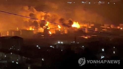 우크라, 러 항구 '석유시설' 드론 공습…수일째 화재·기름비