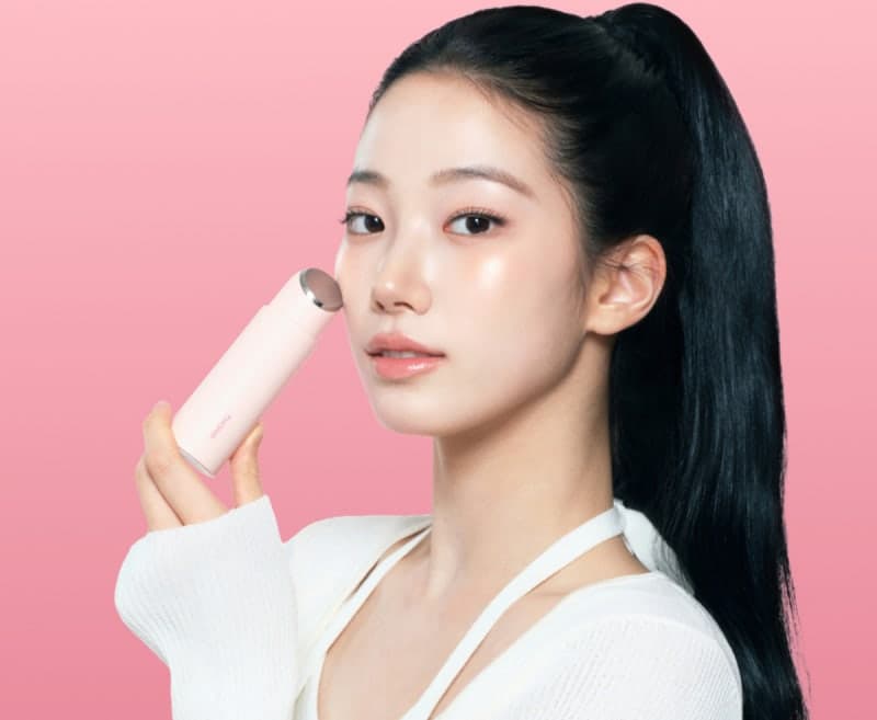 앳홈 '톰', 르세라핌 카즈하 모델 발탁…20대 뷰티 디바이스 시장 공략