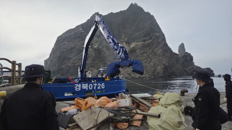 경북도, 독도 폐기물 방치 논란에 정화선 긴급 투입…해양쓰레기 500톤 수거 목표