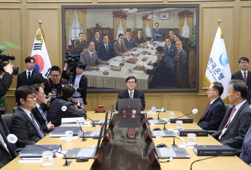 금통위원들, 7연속 금리 동결 결정…“중동 변수와 이란전쟁發 공급 충격 지속성 지켜봐야”