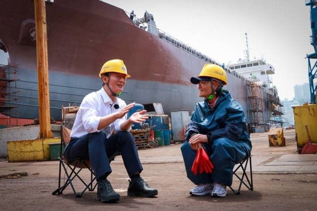 전재수, 73세 '깡깡이 어머니' 후원회장 위촉 "해양수도 부산 희망을"