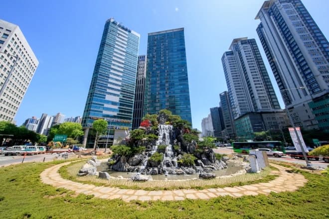 마포 공덕오거리 교통섬에 ‘7m 폭포’ 탄생…야간 조명으로 세련된 분위기 연출