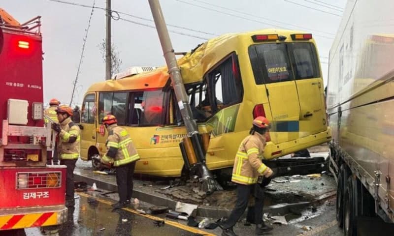 신호 위반해 통학버스 '쾅'…초등생 등 13명 다치게 한 60대 화물차 운전자 금고 2년 6개월