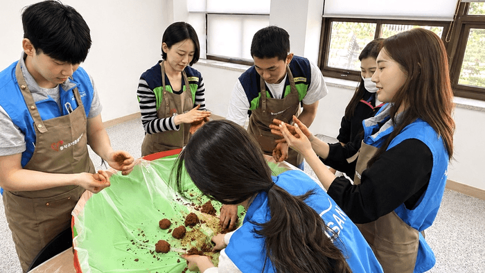 에어부산·진에어 승무원, 부산 하천 환경 개선 위해 'EM 흙공' 봉사활동 진행