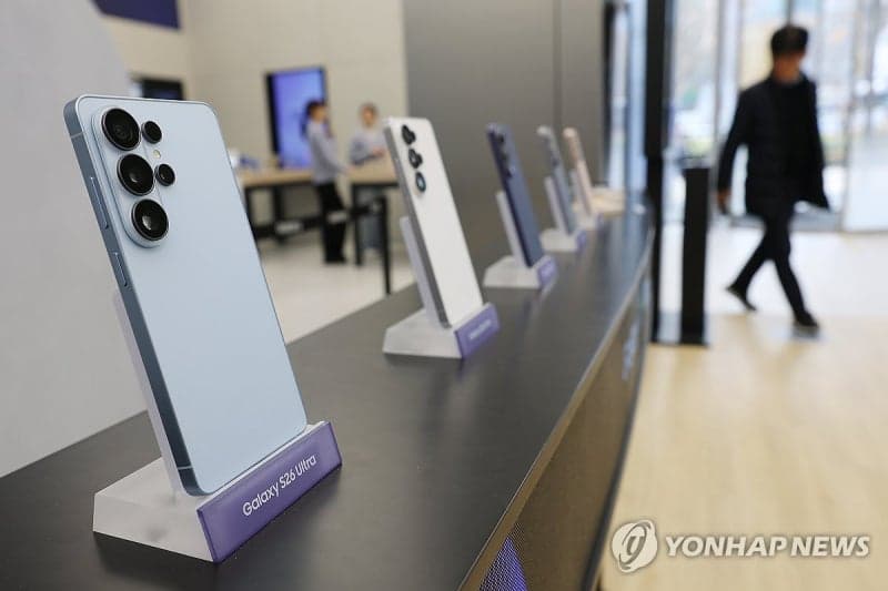 스마트폰 두뇌 전쟁, 엇갈린 '희비'…1분기 칩 출하량 8%↓ "2028년까지 회복 어려워"