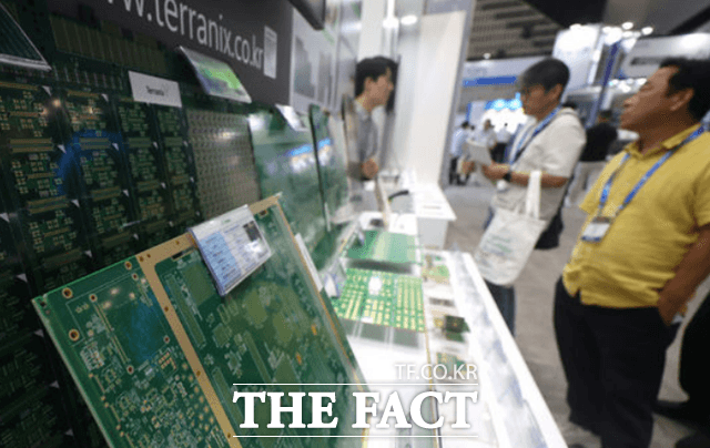 이란 전쟁에 전자부품 기판 공급망 흔들…AI·IT 비용 급등, 스마트폰·컴퓨터 가격 오른다