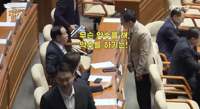 “무슨 악수를 해! 웃지 말고 가라!” 김상욱, 국힘 의원들에 악수 시도했다가 면전 퇴짜